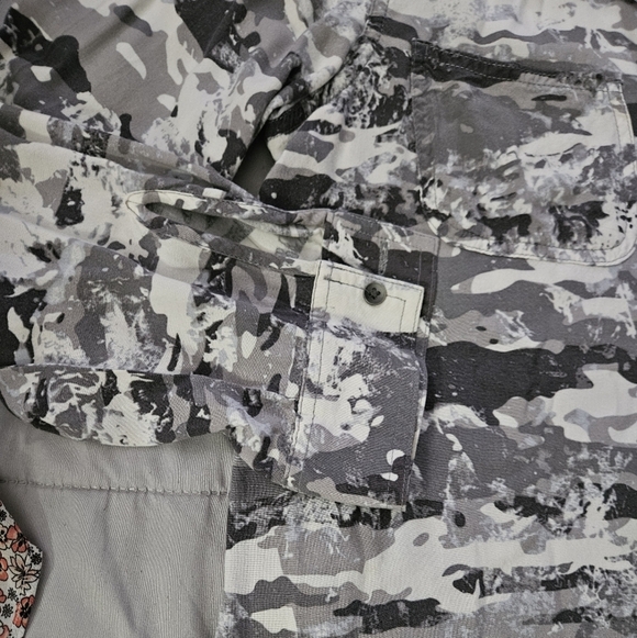 Rock & Republic Camouflage Button-Up Shirt Size L - Picture 2 of 6